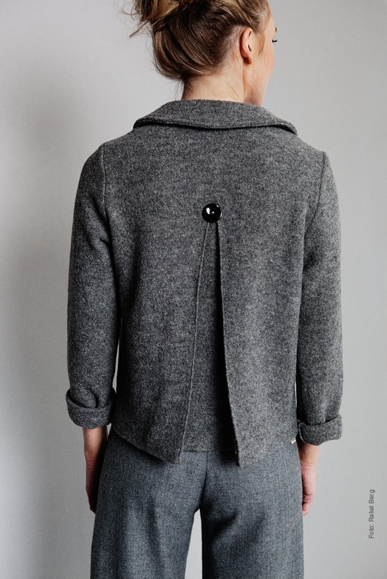 NETT jakke i grå med HELT RÅ bukse i grå