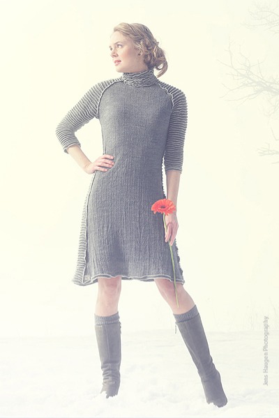 NEFERTITI kjole med hals i tynn helårsull vist i mørk grå med grå sømmer